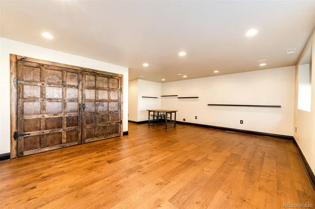a view of a livingroom with furniture