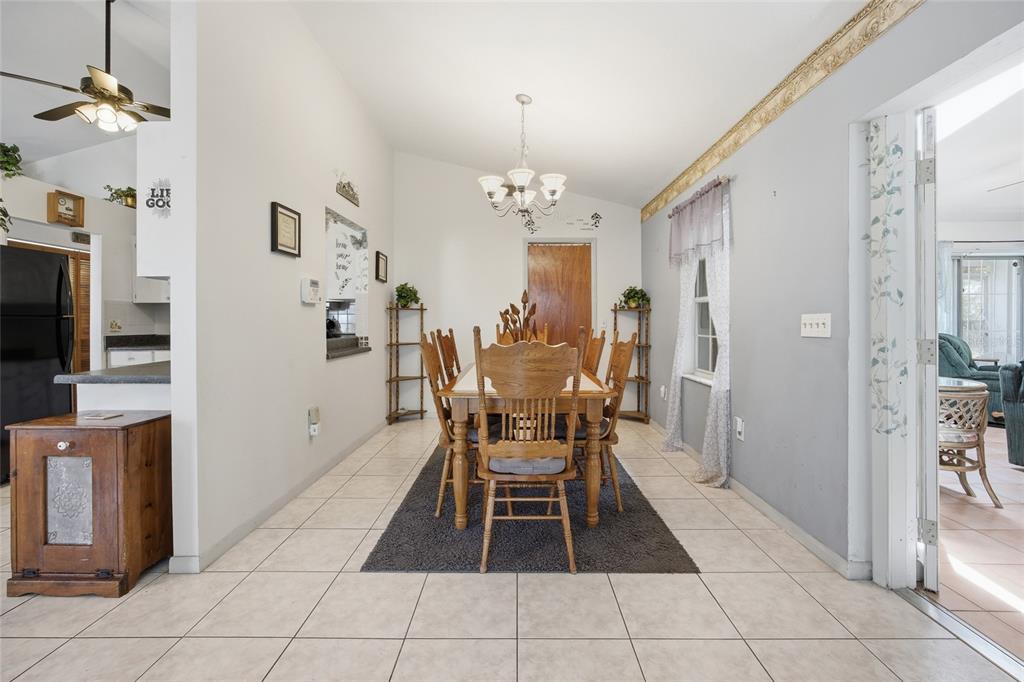 549 Silver Course Run Ocala, FL 34472 - Photo 11 of 48 a dining room well furnished