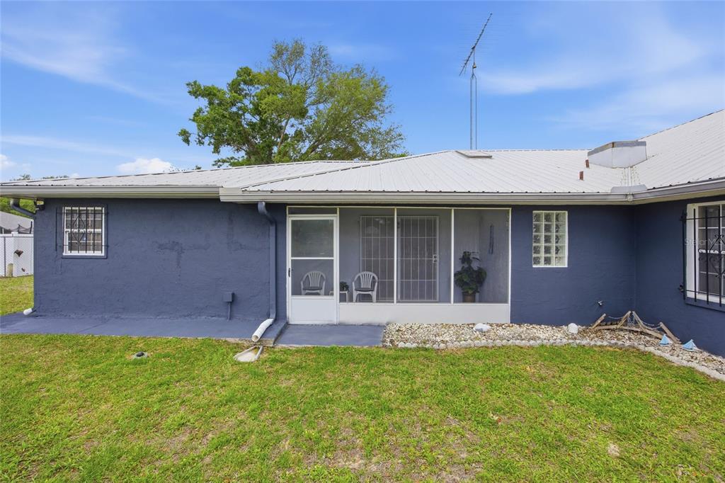 549 Silver Course Run Ocala, FL 34472 - Photo 39 of 48 a front view of a house with a garden