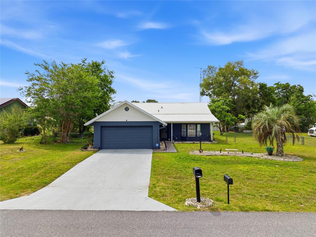 549 Silver Course Run Ocala, FL 34472 - Photo 40 of 48 a front view of a house with garden