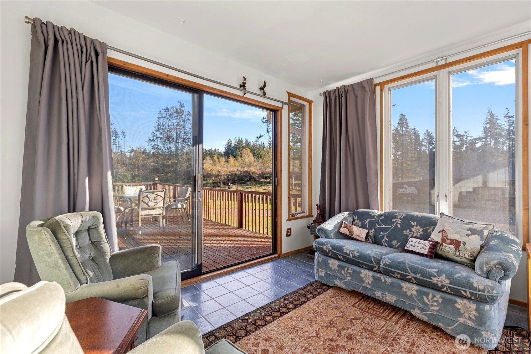 288 Torrence Lane Oak Harbor, WA 98277 - Photo 18 of 39 a living room with furniture and a large window