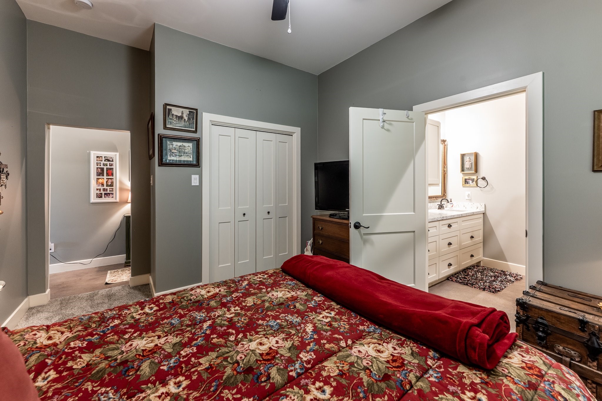 13334 Fultz Road Conroe, TX 77304 - Photo 25 of 49 This ensuite-equipped guest room offers a quiet, comfortable escape—complete with private bath access and generous closet space.