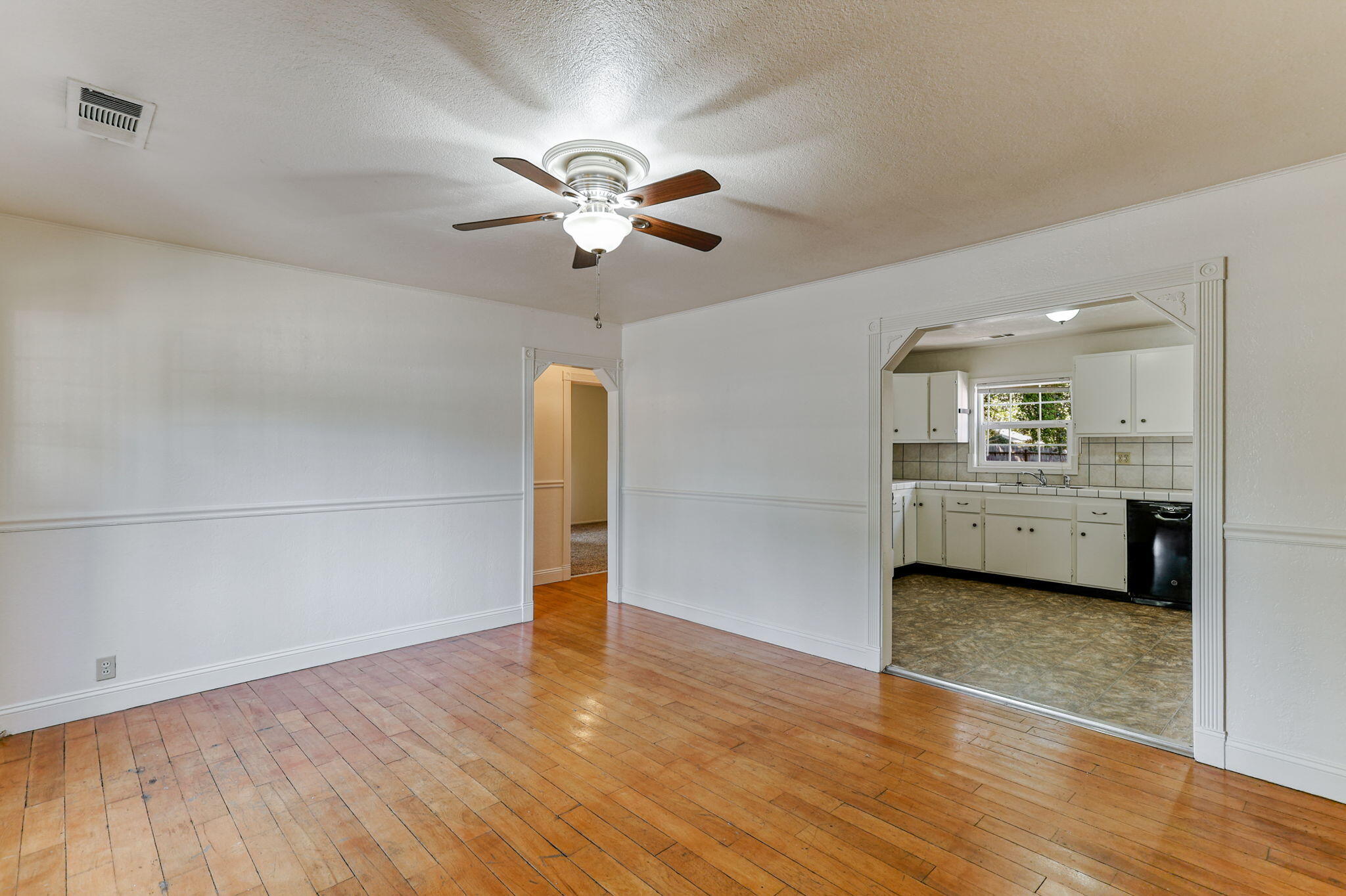 364 Rio Street Redding, CA 96001 - Photo 4 of 20 Living Room