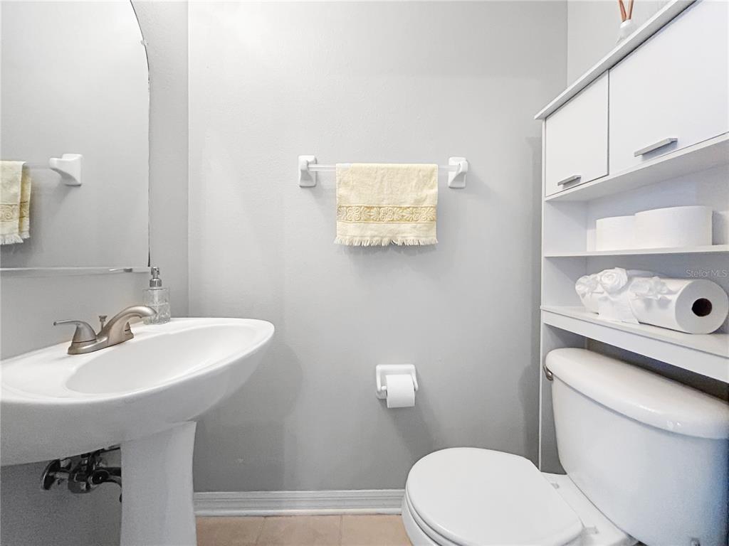 1468 Harbour Walk Road Tampa, FL 33602 - Photo 30 of 40 a bathroom with a sink a toilet and mirror