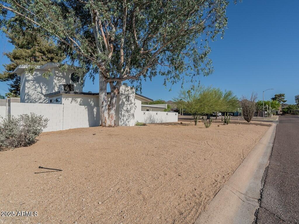 3302 East Turquoise Avenue Phoenix, AZ 85028 - Photo 4 of 59 a view of outdoor space and yard
