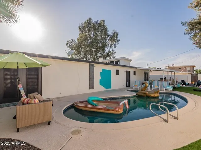 a view of a backyard