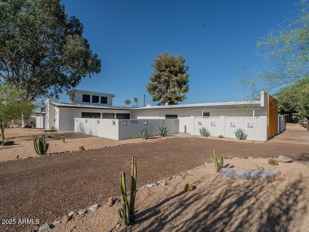 3302 East Turquoise Avenue Phoenix, AZ 85028 - Photo 5 of 59 a view of a house with snow on the road