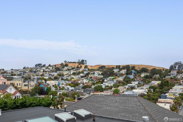 a room with furniture a air conditioner vent and a ceiling fan