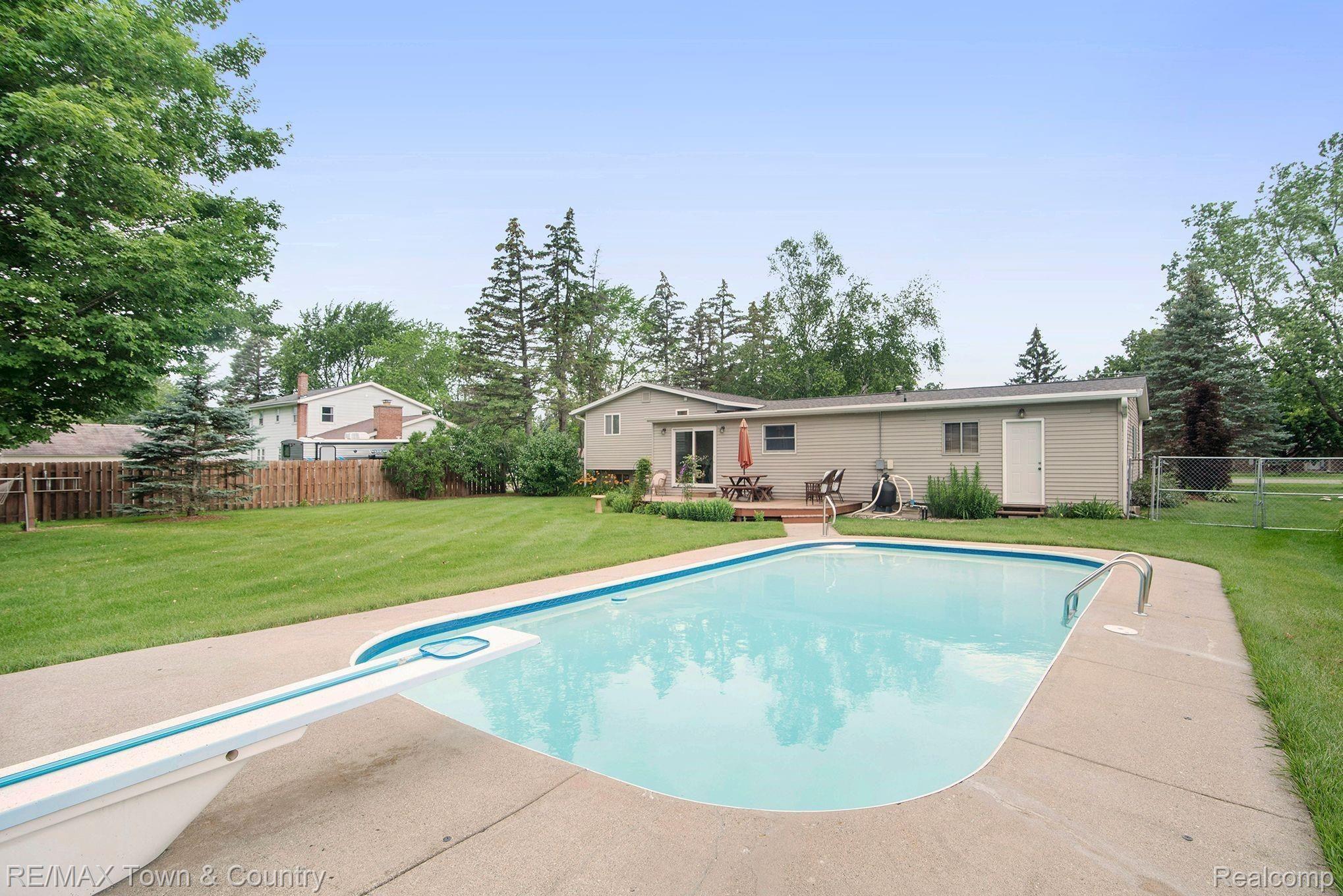 9143 Potter Road Flushing, MI 48433 - Photo 3 of 28 6.jpeg
