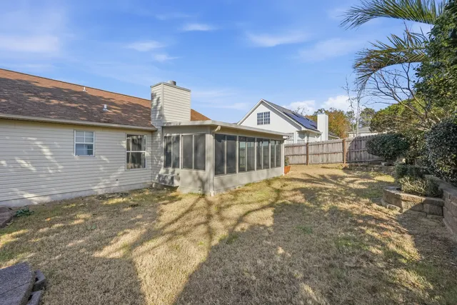 a view of a backyard