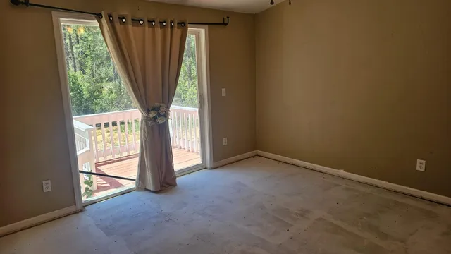 a view of back yard of the house