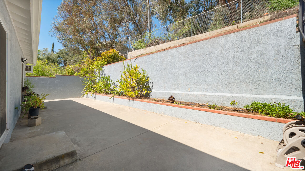 2655 Saxon Drive Los Angeles, CA 90065 - Photo 30 of 40 a view of a floor to a window