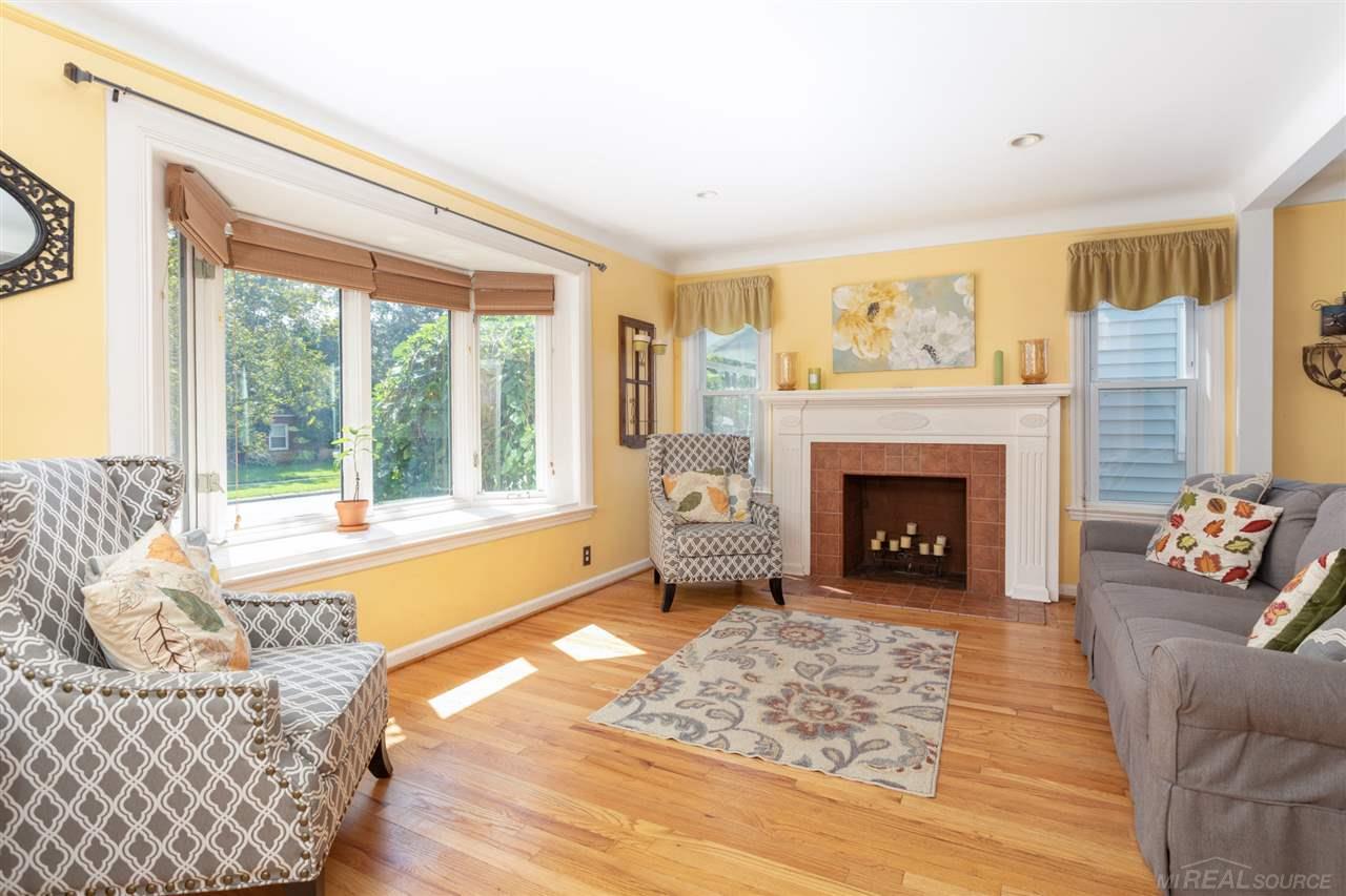 2230 Roslyn Road Grosse Pointe, MI 48236 - Photo 3 of 28 50020497-2.JPG