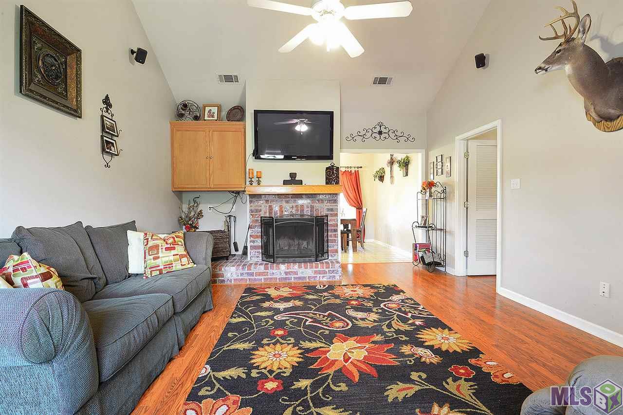 10774 Crossover Road Denham Springs, LA 70726 - Photo 3 of 11 Living Room