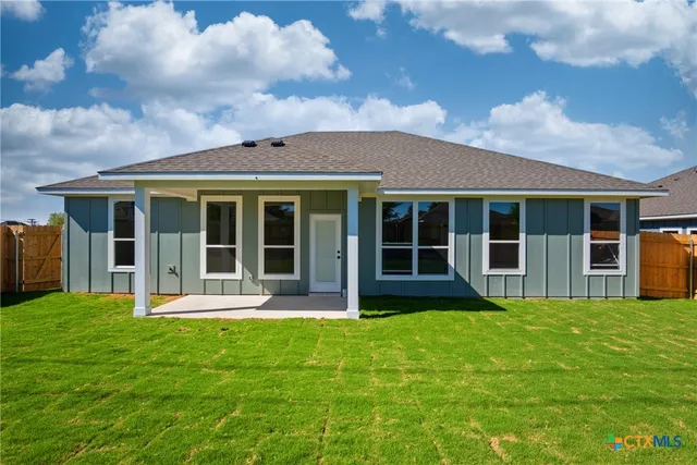 a view of a house with yard and front view of a house