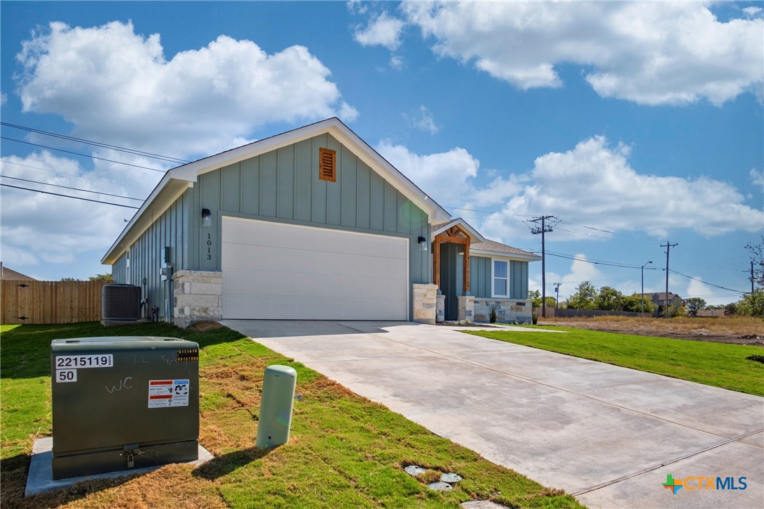 1013 Lago Azul Lane Temple, TX 76504 - Photo 4 of 32 a front view of a house with a yard