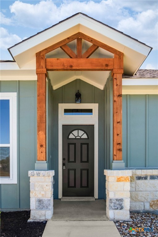 1013 Lago Azul Lane Temple, TX 76504 - Photo 8 of 32 a front view of a house with a garage