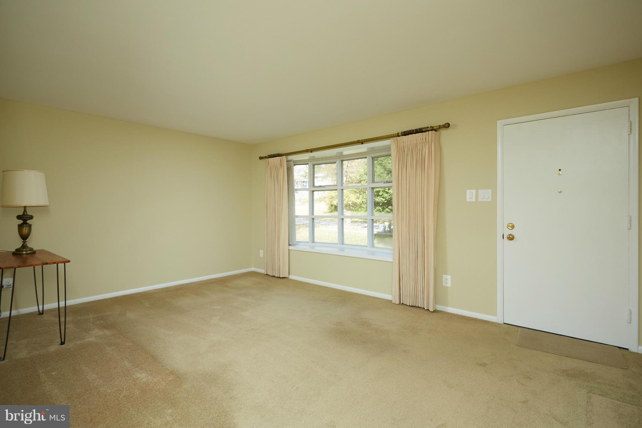 4605 Picot Road Alexandria, VA 22310 - Photo 3 of 30 Living Room