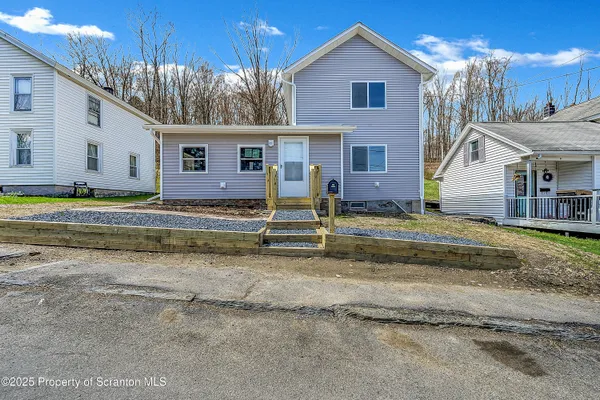 a view of a house with backyard and roof