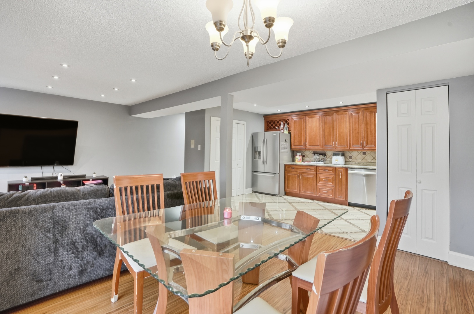 9708 Nottingham Avenue, Unit 9 Chicago Ridge, IL 60415 - Photo 14 of 26 a view of a dining room with furniture