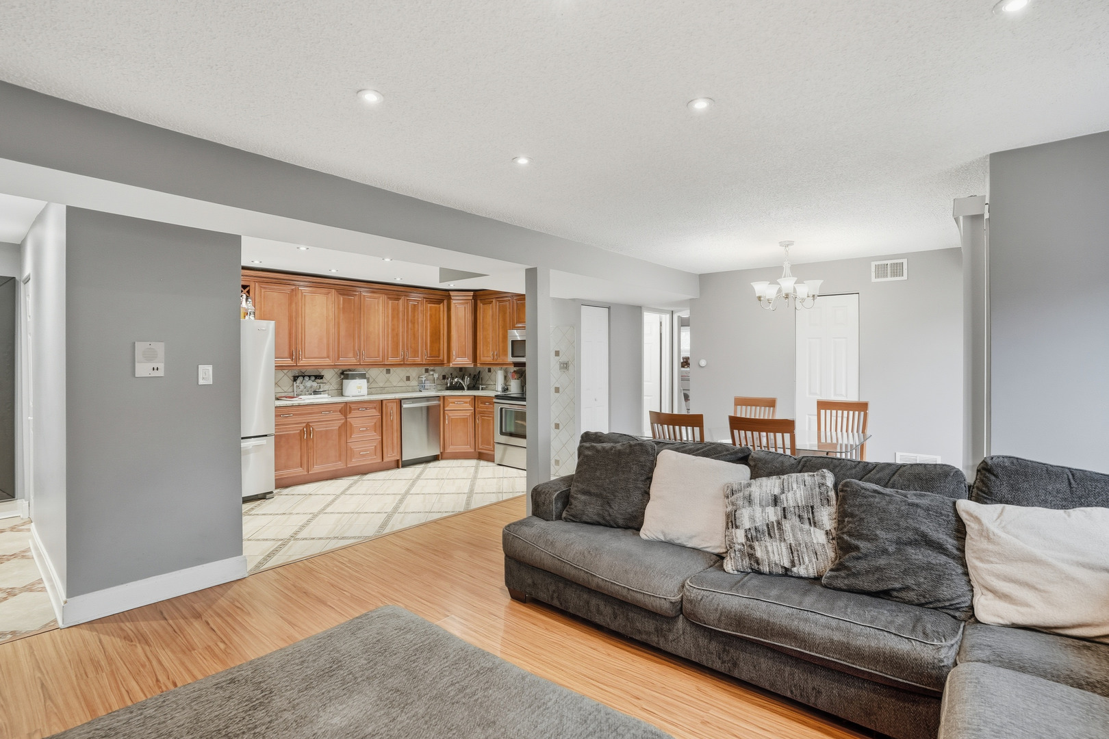 9708 Nottingham Avenue, Unit 9 Chicago Ridge, IL 60415 - Photo 8 of 26 a living room with furniture and a large window