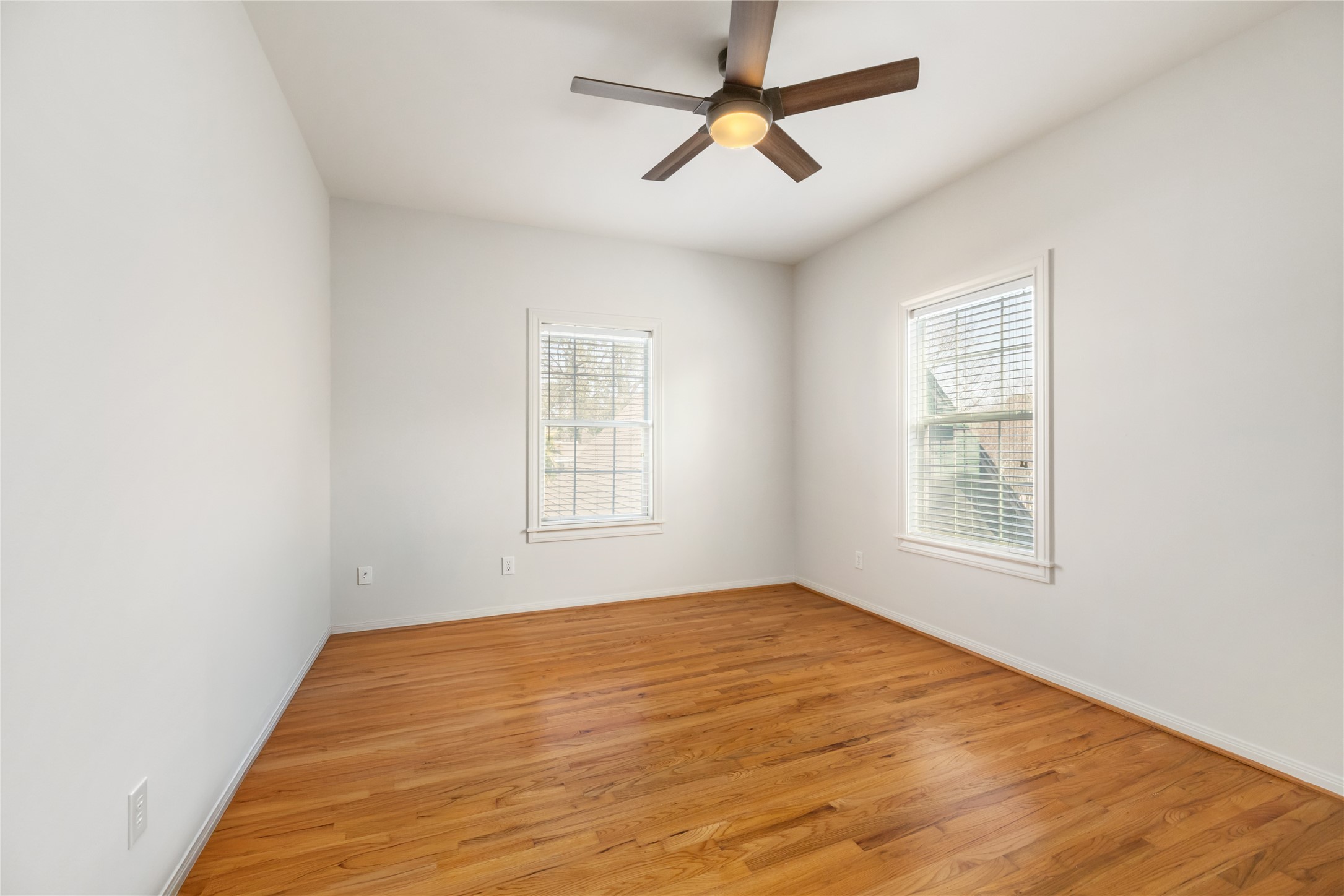 516 West 30th Street Houston, TX 77018 - Photo 40 of 49 3rd bedroom upstairs