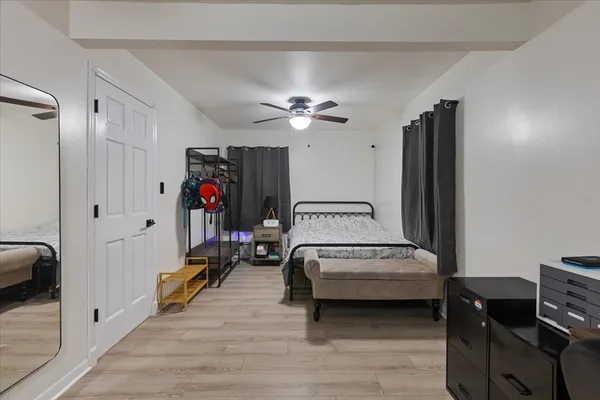 a view of a livingroom with furniture and a ceiling fan