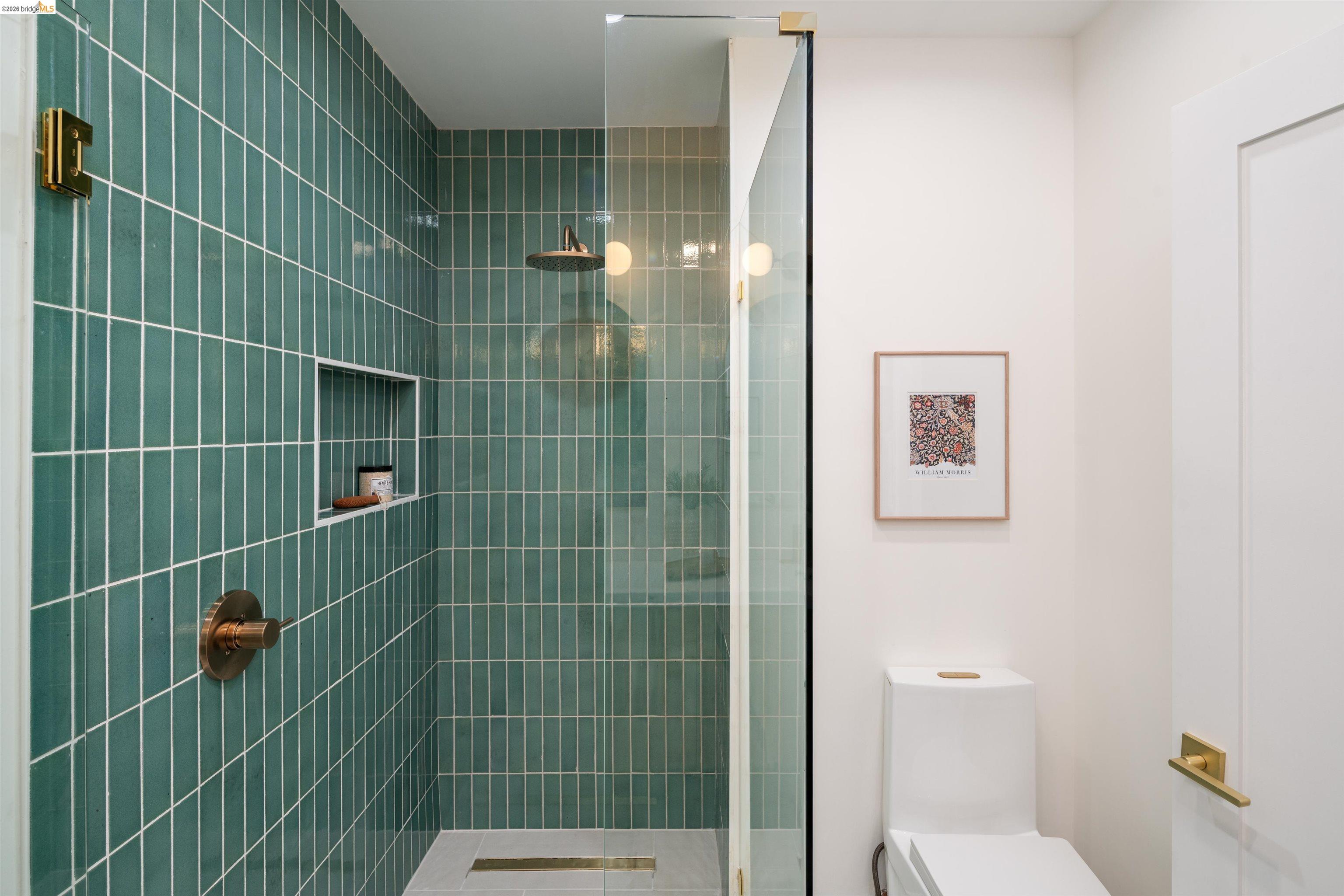 820 Key Rte Boulevard Albany, CA 94706 - Photo 25 of 48 a bathroom with a toilet and shower