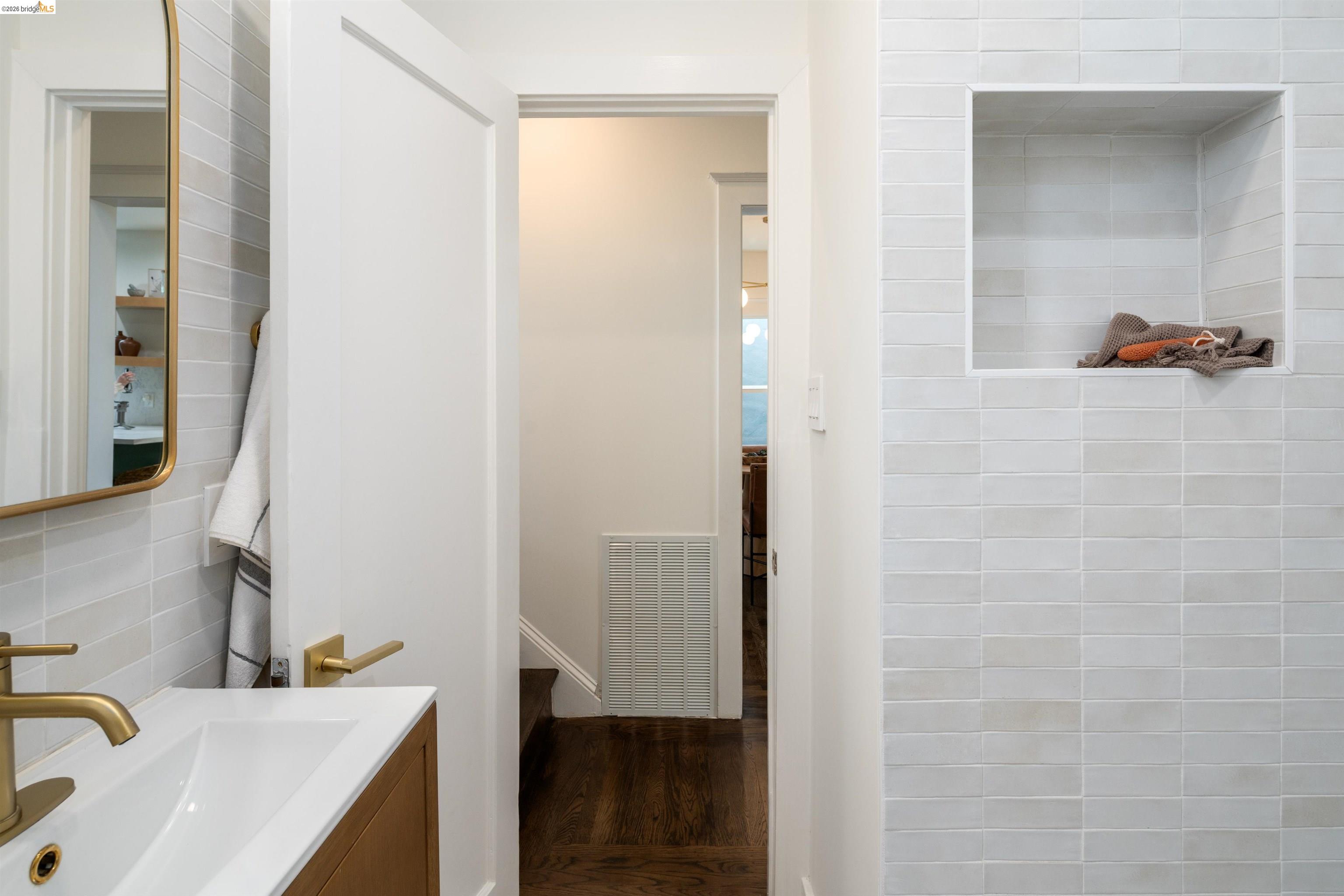 820 Key Rte Boulevard Albany, CA 94706 - Photo 33 of 48 a bathroom with a sink and a mirror