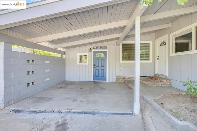 a view of an entrance of the house
