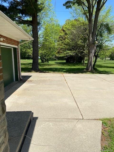 Side garage view.jpg