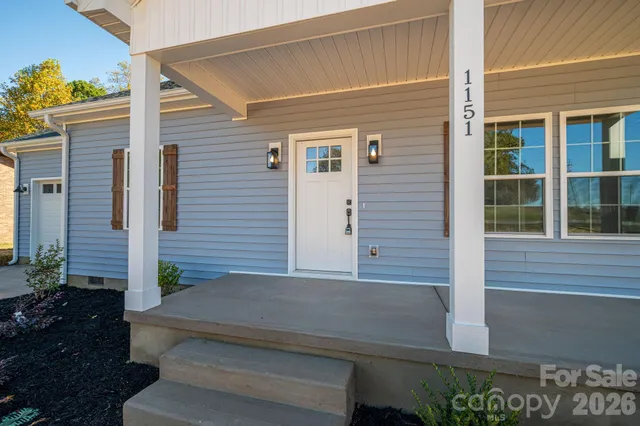 a view of livingroom with furniture