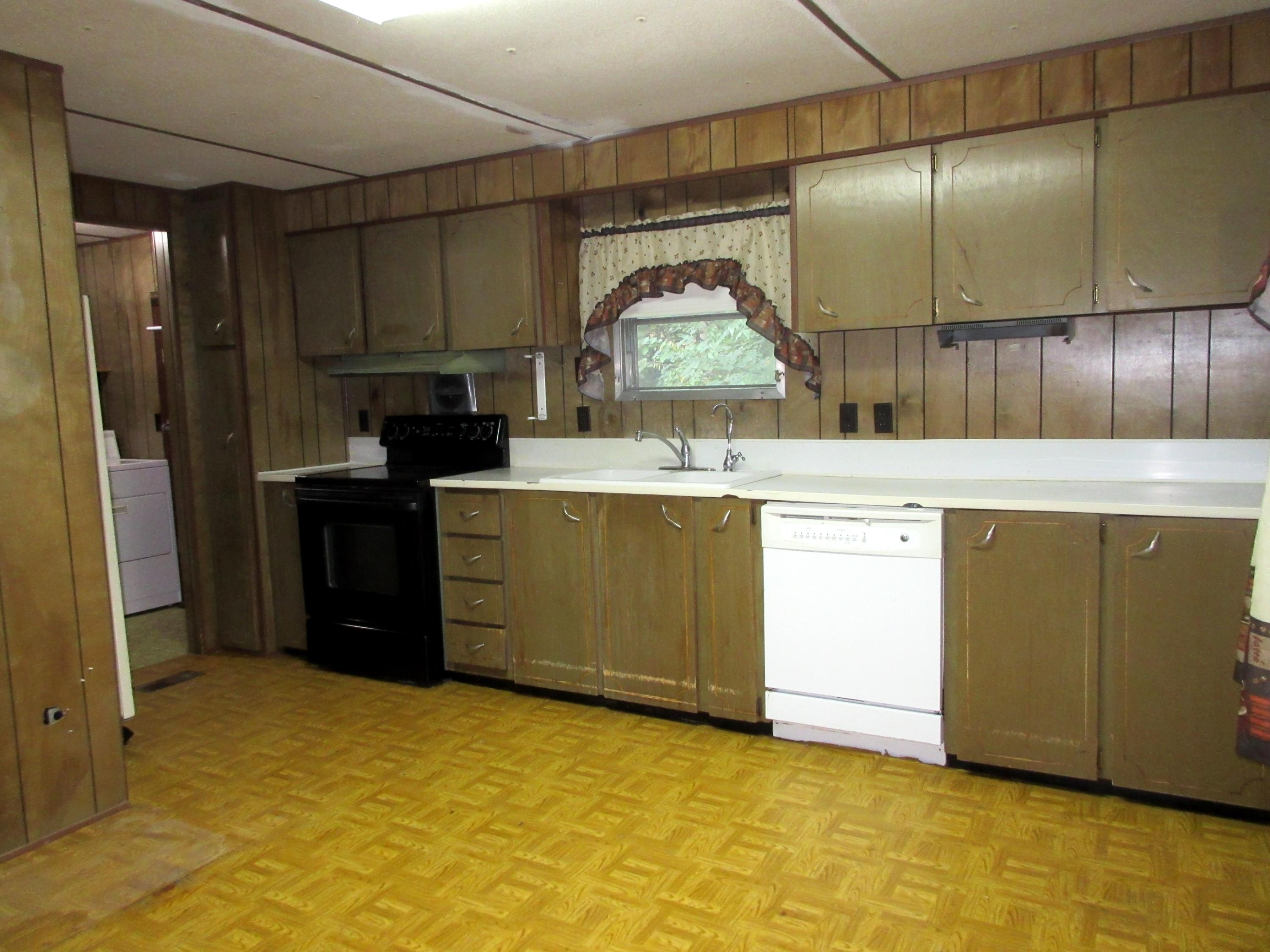 1161 Wahoo Valley Road Kingsport, TN 37663 - Photo 4 of 32 Kitchen