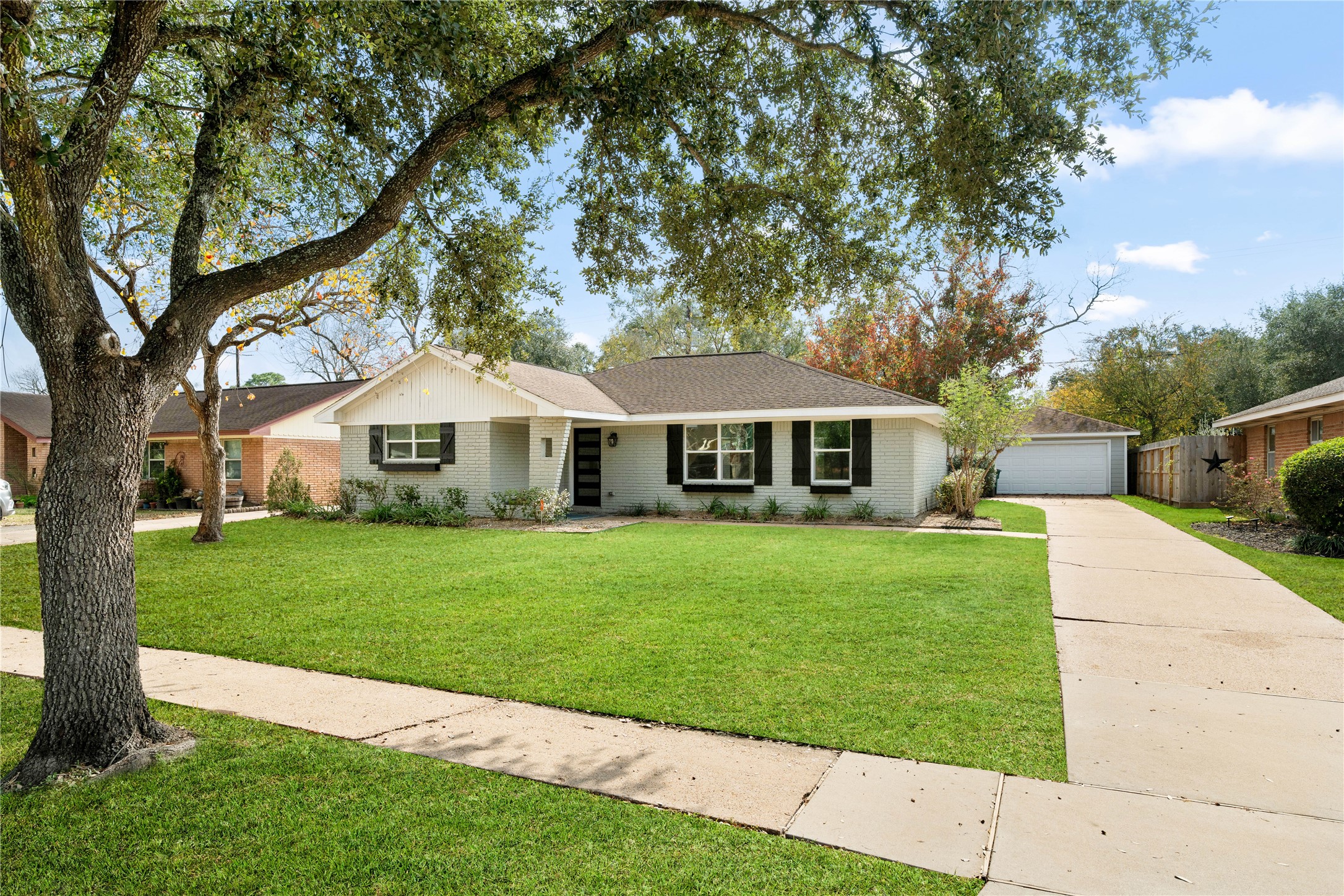 5515 Warm Springs Road Houston, TX 77035 - Photo 2 of 19 a front view of a house with a yard