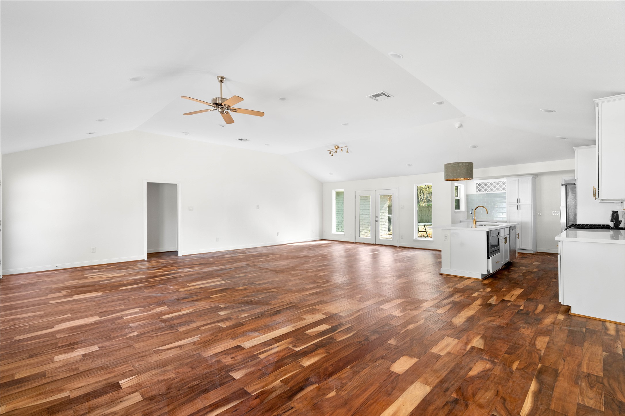 5515 Warm Springs Road Houston, TX 77035 - Photo 6 of 19 a view of an empty room with a kitchen