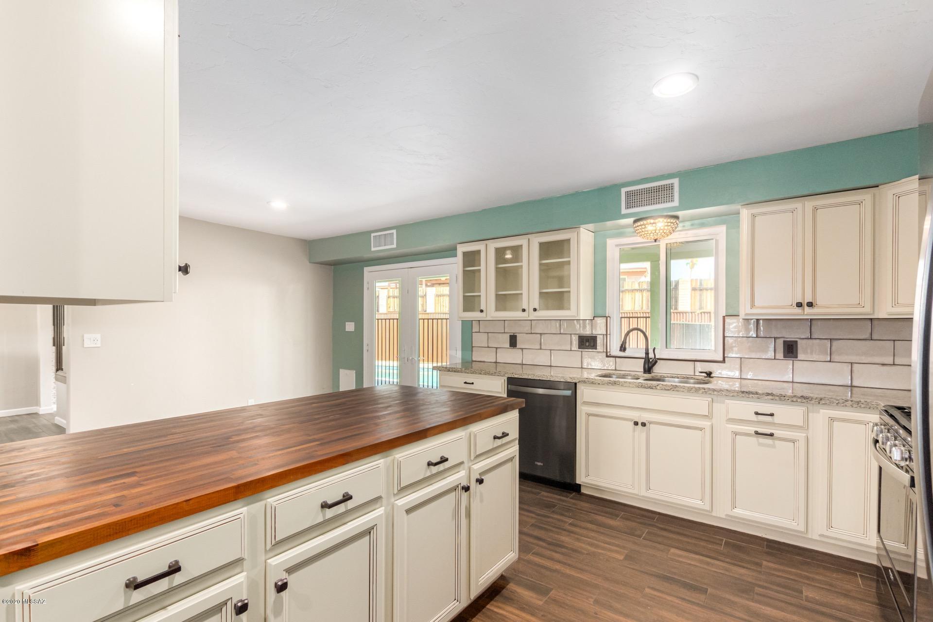 9566 East Sellarole Road Tucson, AZ 85730 - Photo 9 of 26 Gallery Image 9