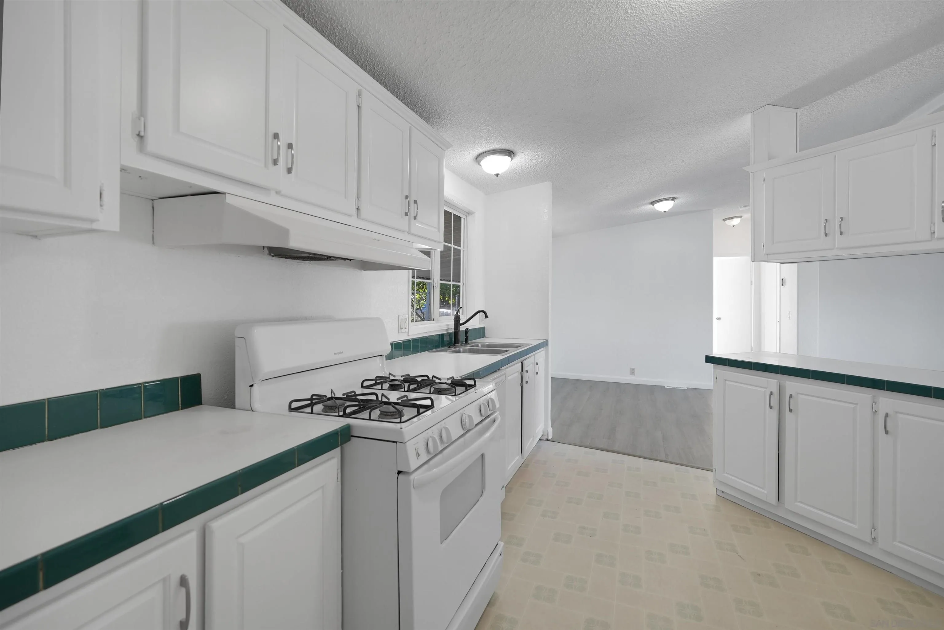 1455 Alturas Road, Unit SPC 18 Fallbrook, CA 92028 - Photo 19 of 50 a kitchen with granite countertop a sink a stove and cabinets