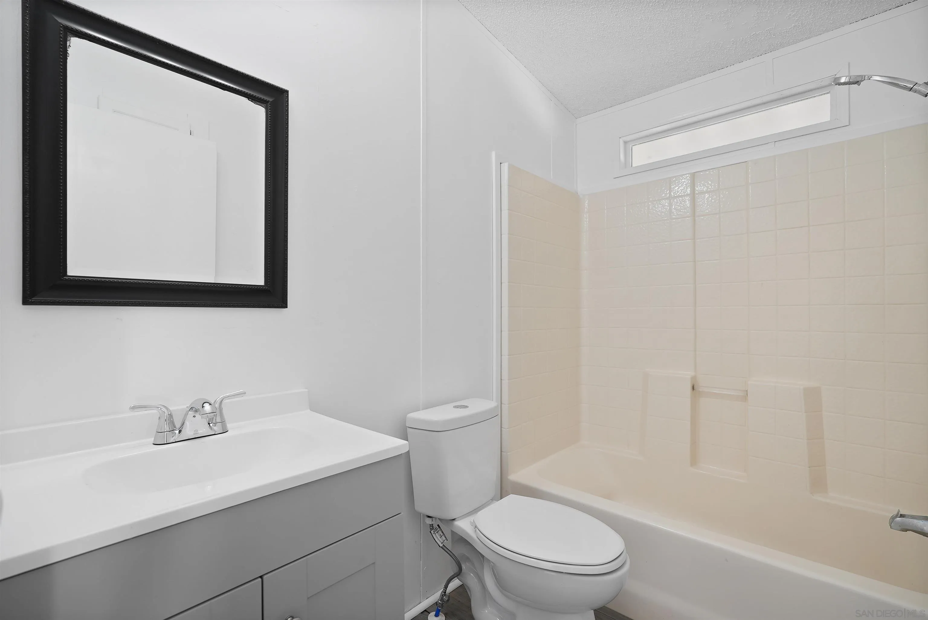 1455 Alturas Road, Unit SPC 18 Fallbrook, CA 92028 - Photo 23 of 50 a bathroom with a toilet a sink a mirror and a bathtub