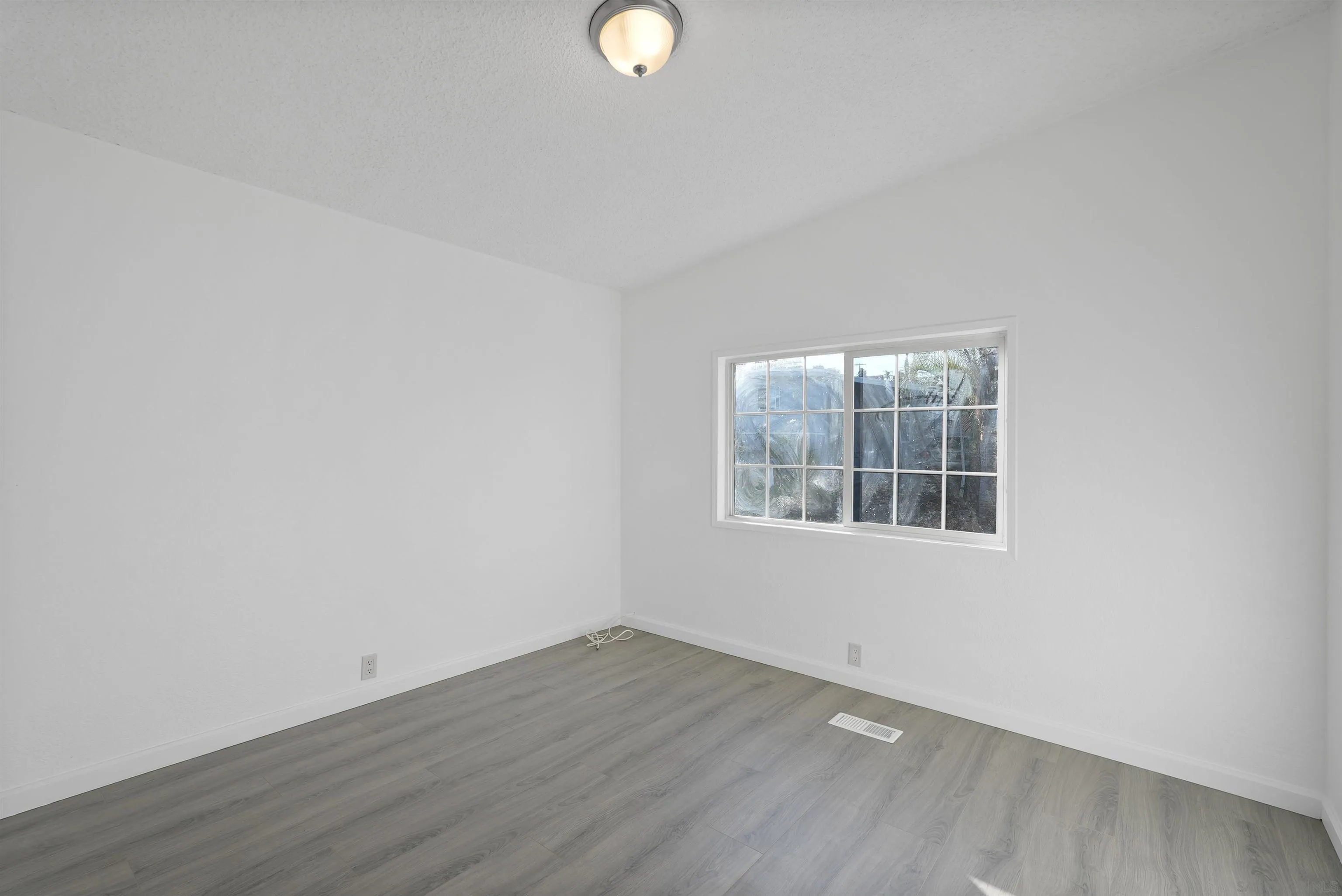 1455 Alturas Road, Unit SPC 18 Fallbrook, CA 92028 - Photo 8 of 50 an empty room with wooden floor and windows