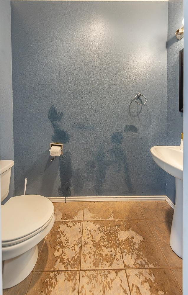5211 Harvard Street Lubbock, TX 79416 - Photo 12 of 31 a bathroom with a toilet and a shower