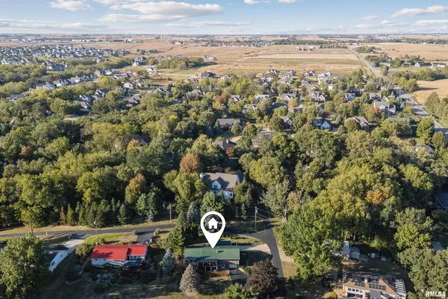 $405,000 | 6887 Colonial Avenue, Bettendorf, IA 52722