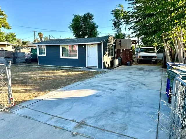 a view of a house with backyard