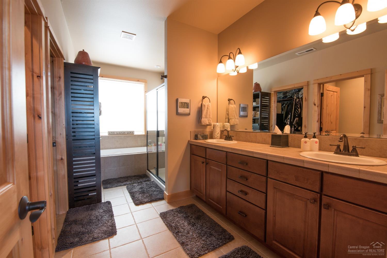 929 Southwest Vantage Point Way Bend, OR 97702 - Photo 7 of 16 Upstairs Master Bath