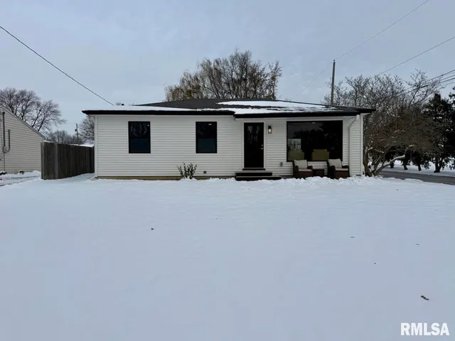 $319,900 | 905 Wisconsin Street, Le Claire, IA 52753