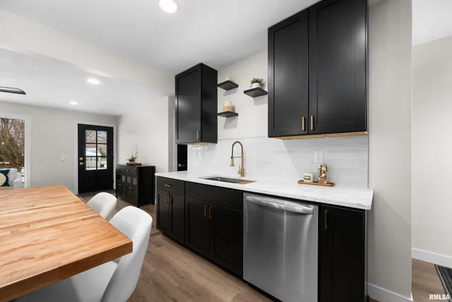 $319,900 | 905 Wisconsin Street, Le Claire, IA 52753