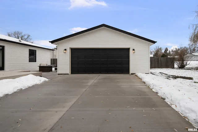 $319,900 | 905 Wisconsin Street, Le Claire, IA 52753