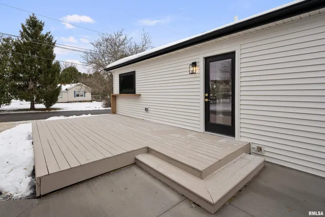 $319,900 | 905 Wisconsin Street, Le Claire, IA 52753