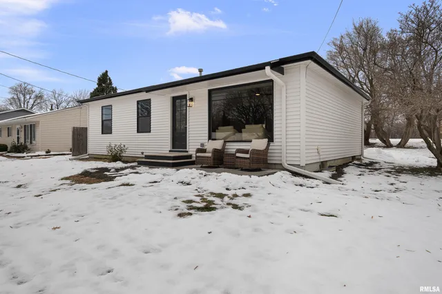 $319,900 | 905 Wisconsin Street, Le Claire, IA 52753