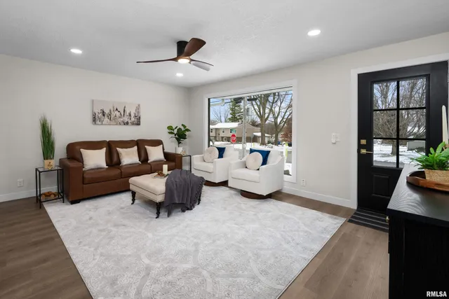 $319,900 | 905 Wisconsin Street, Le Claire, IA 52753