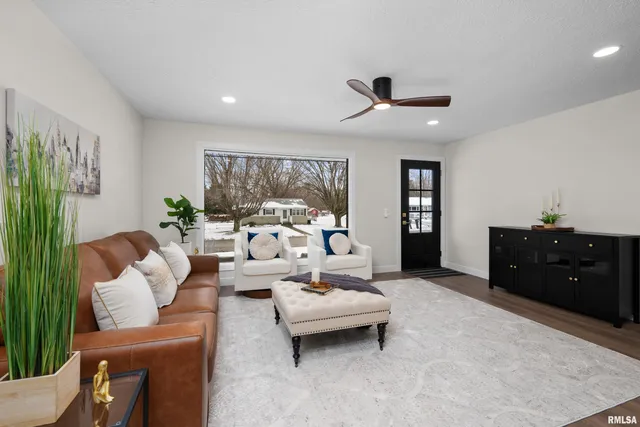 $319,900 | 905 Wisconsin Street, Le Claire, IA 52753